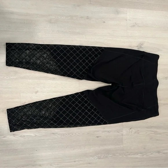 Victoria’s Sport Knockout Leggings XL Black with gold/black mesh diamond panels - Picture 8 of 10